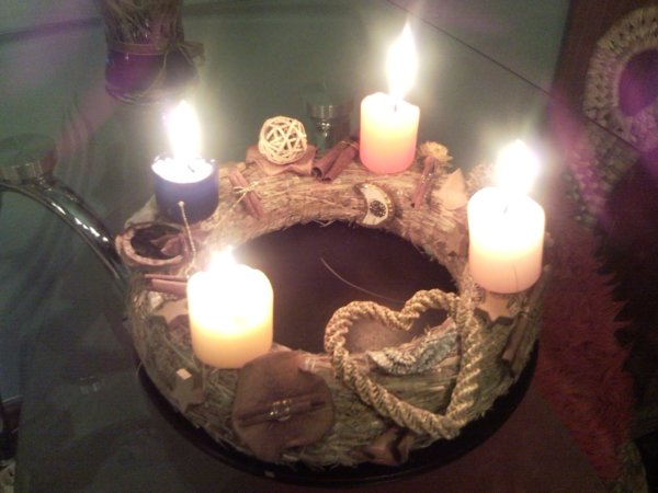 Ez a koszorú is kigyulladt Szenteste...