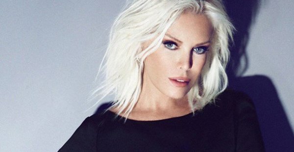 Ajda Pekkan énekesnő